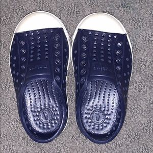 Native Jefferson boys shoes size 5